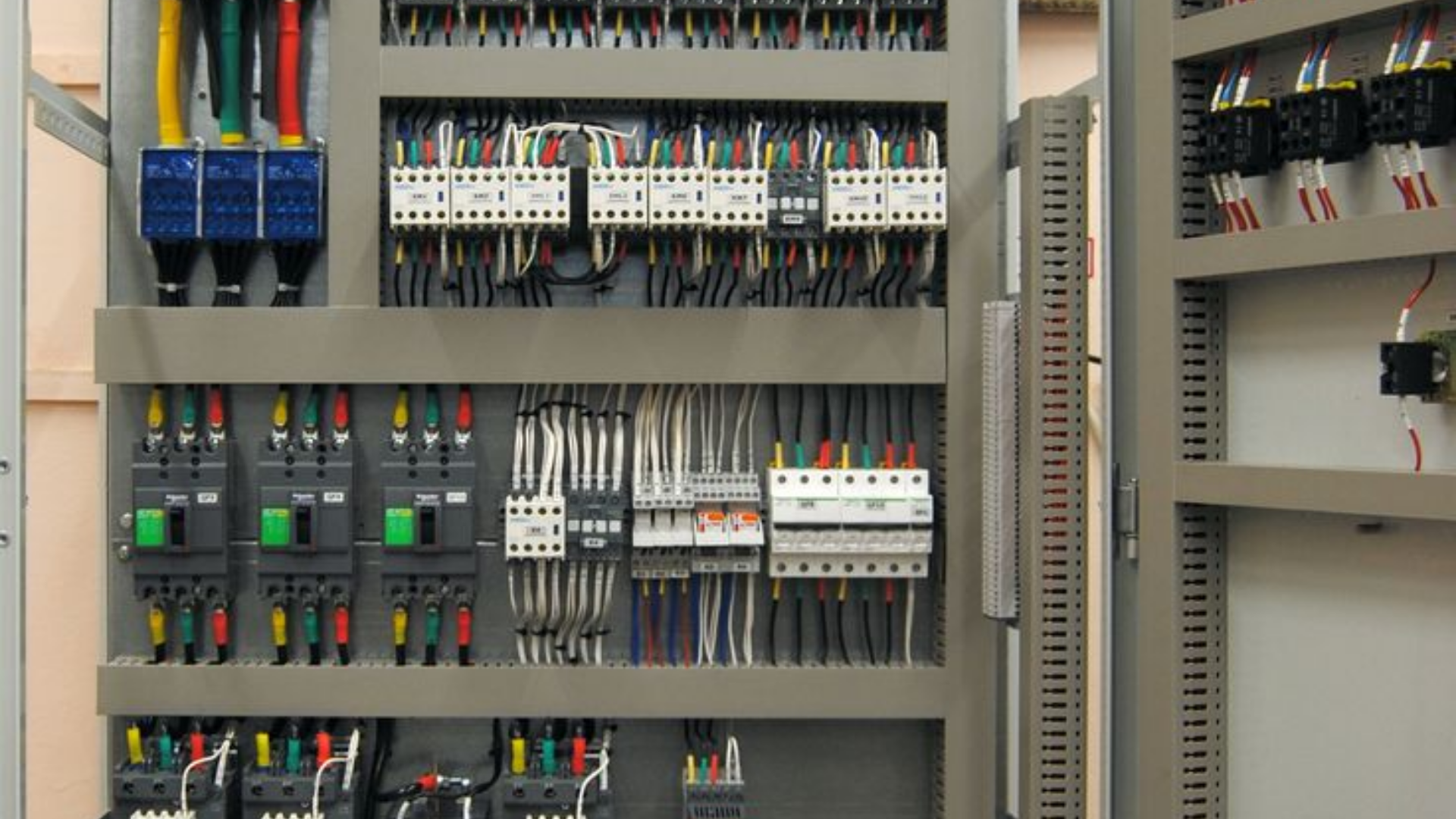 Detalle de tomas y cableado