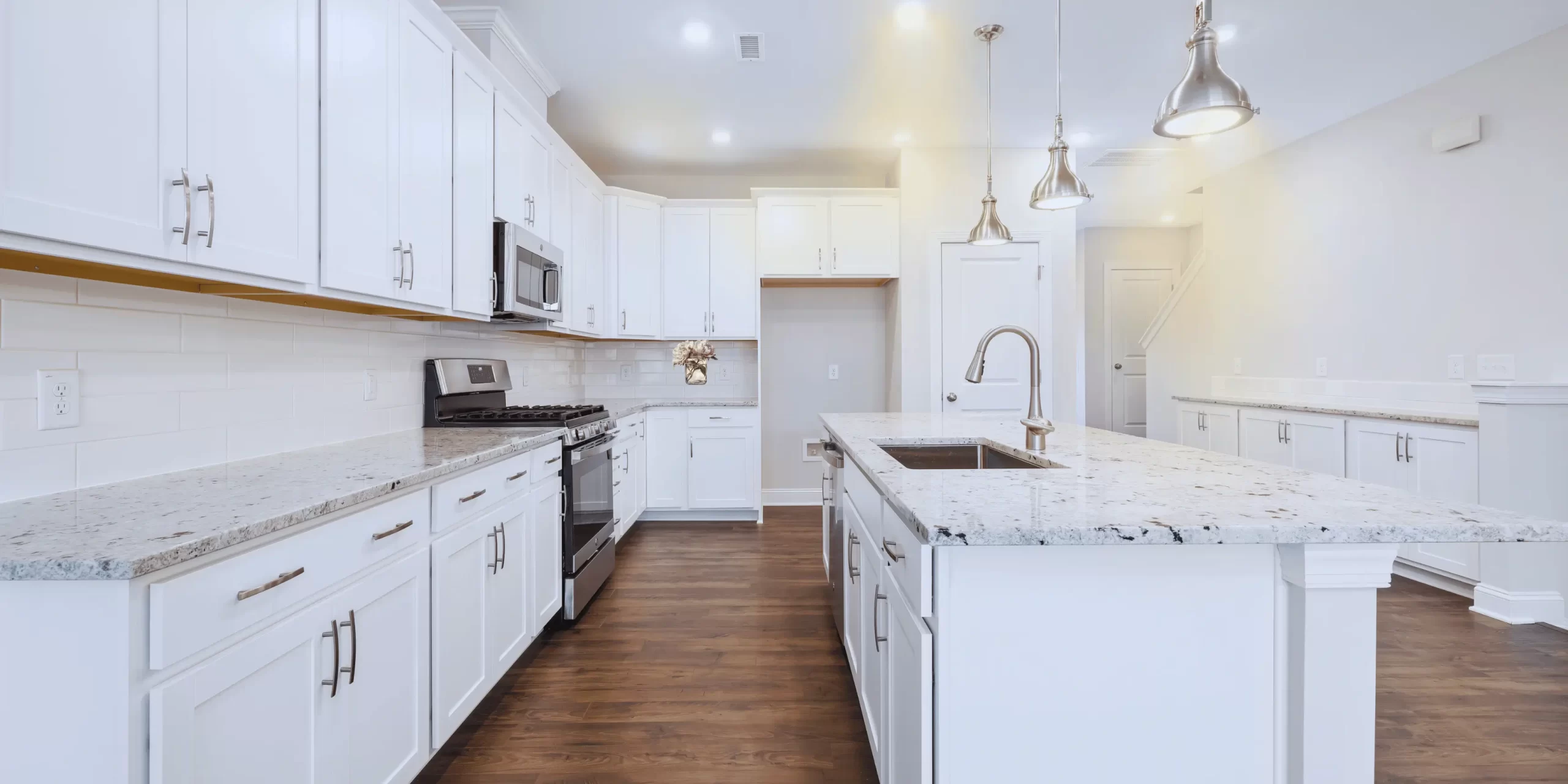 Baño reformado con acabado minimalista