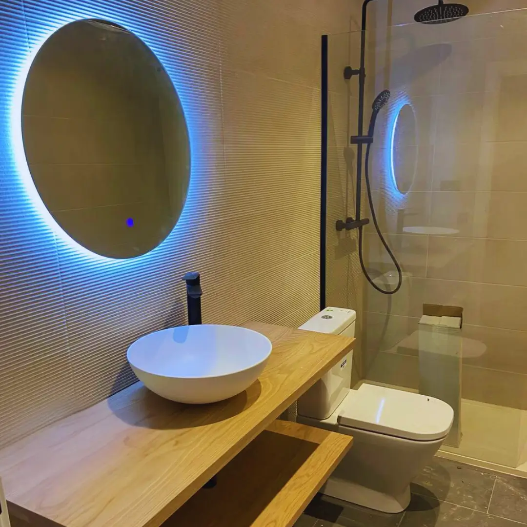 Baño minimalista en tonos claros